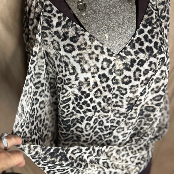 Jennifer Lopez Layered Wrap Leopard Print Top with PeekaBoo Long Sleeves - Med - Picture 11 of 17